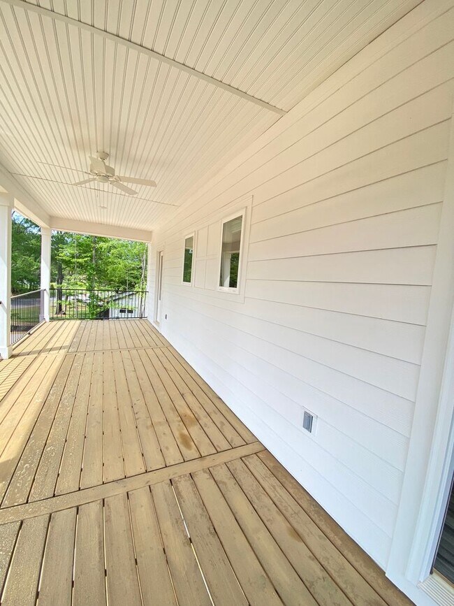 Building Photo - 5 Bed / 5 Bath Home – Available for Fall 2...