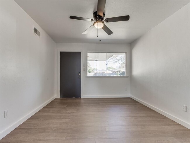 Building Photo - 2016 Melrose Dr