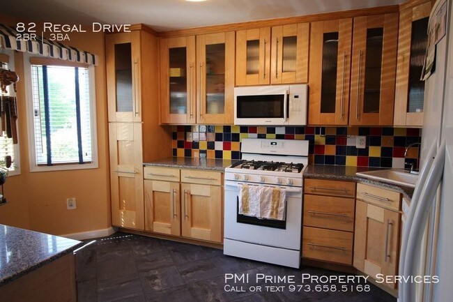 Building Photo - Beautiful 2 BR Townhome in Monmouth Junction