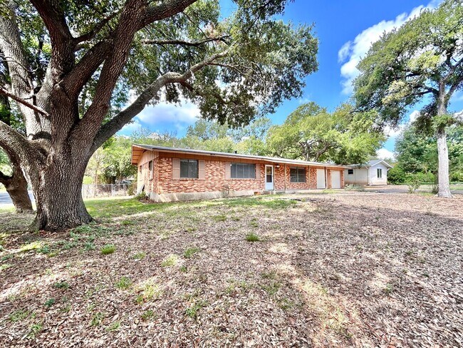 Foto del edificio - 3 Bed, 2 Bath Home – Fully Equipped & Move...
