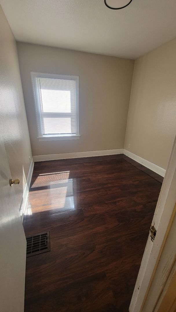 Building Photo - Discover Your 2-Bedroom Dream Home in DeVe...