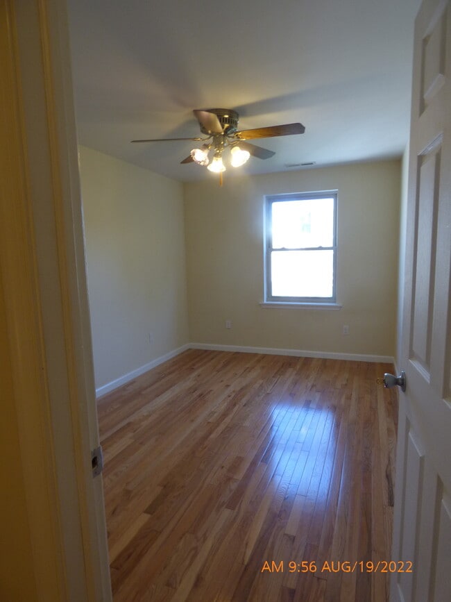 Bedroom - 3827 Hamilton St