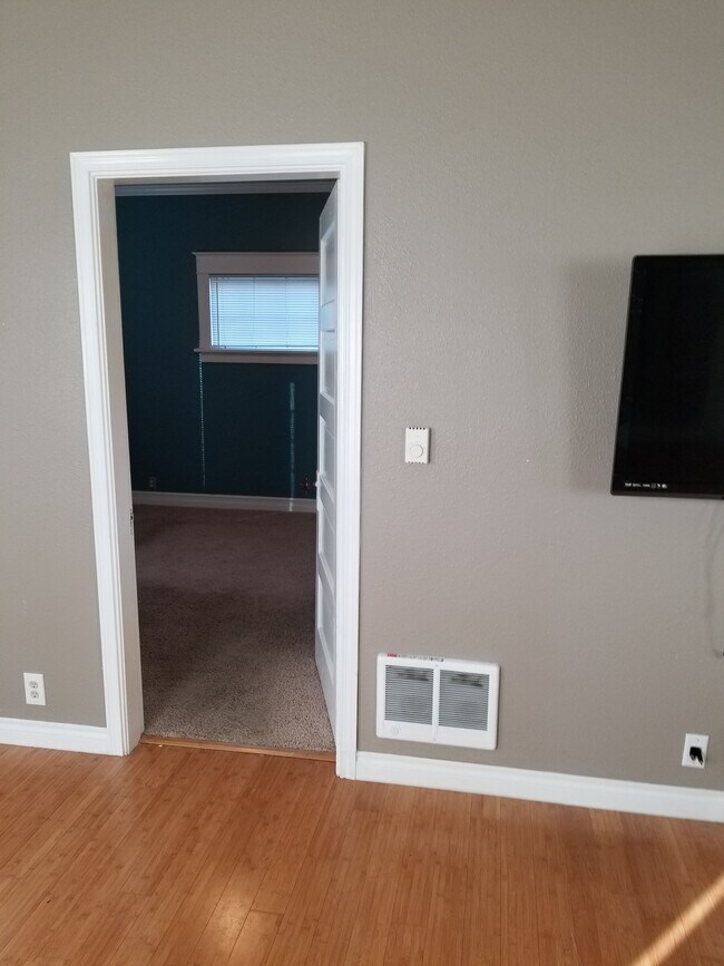 Sala principal con vista al dormitorio - 1318 N C St