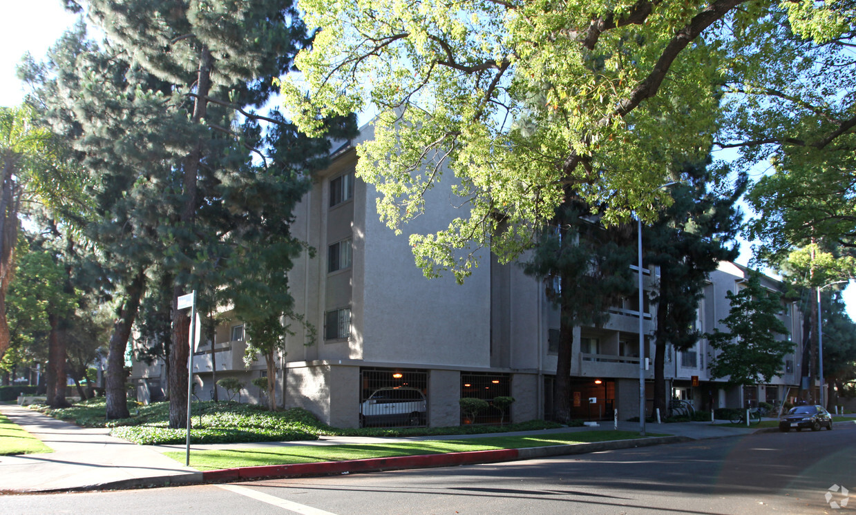 Building Photo - Founders