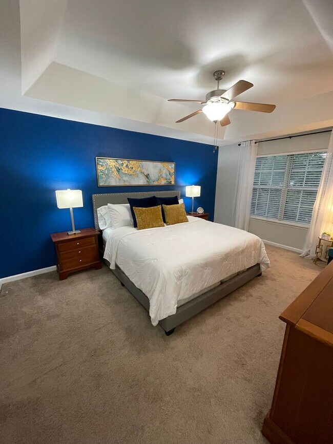 Building Photo - Beautiful 3 bed 2.5 bath condo with gorgeous hard wood floors.