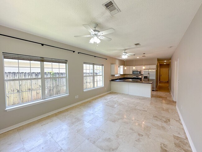 Foto del edificio - 3 bedroom 2 bath patio home with a bonus r...