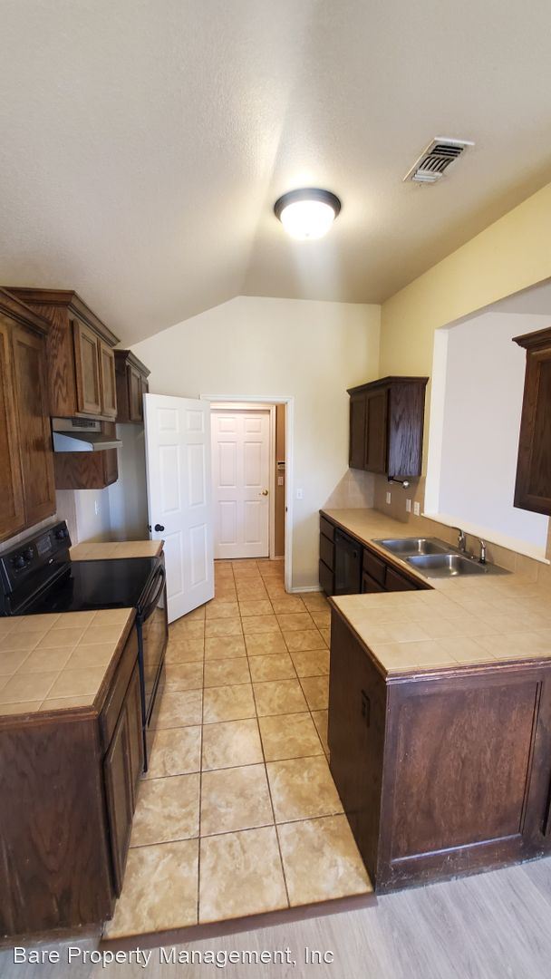Building Photo - 221 Tecumseh Meadows Dr