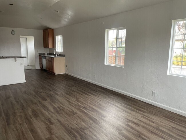 Building Photo - Welcome to this charming 2 bedroom, 2 bath...