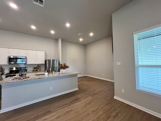 Foto del edificio - 197-201 Nespral Dr