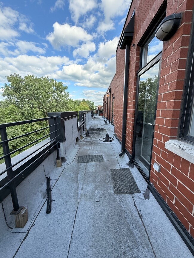 Building Photo - 2864 N River Walk Dr