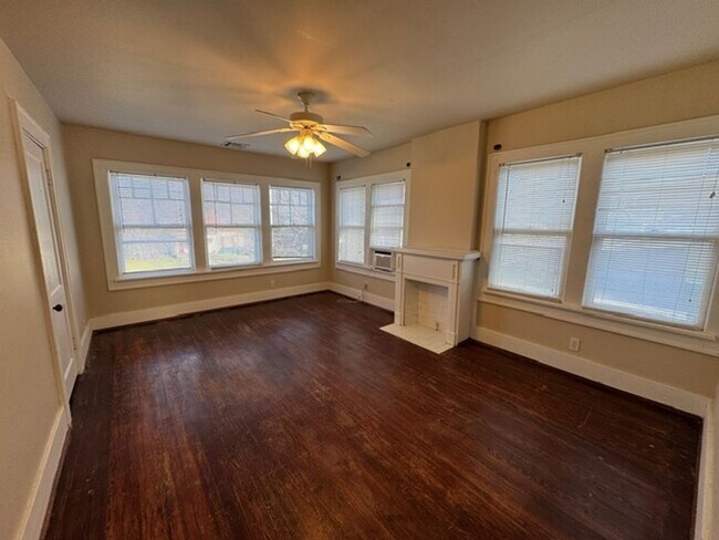 Foto del edificio - 2 bed 1 bath upstairs garage apartment, you pay only electric, private entrance and parking !