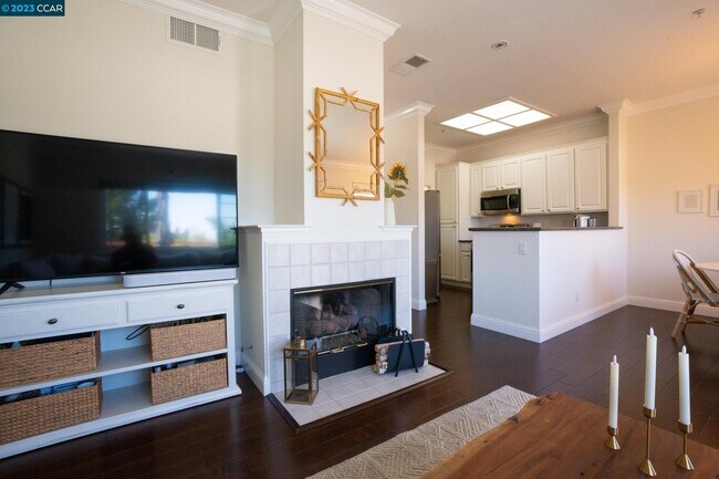 Building Photo - 221 Skyline Dr