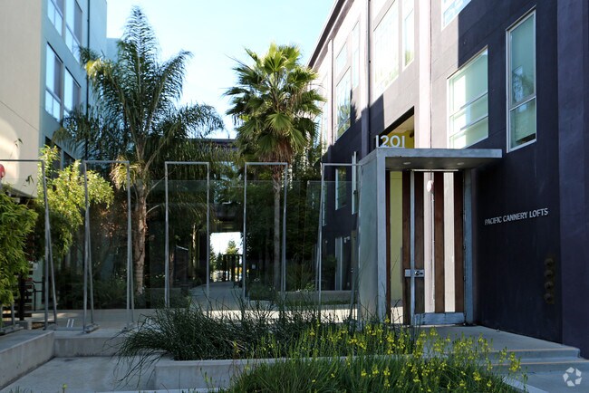 Foto del edificio - Pacific Cannery Lofts