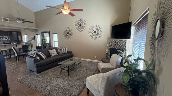 Foto del edificio - PRICE REDUCTION**** Fully Furnished Long T...