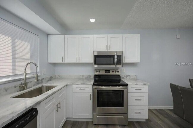 Building Photo - 2625 Pine Lake Terrace