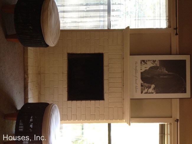 Building Photo - 2229 N East Oaks Dr
