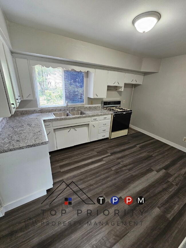 Building Photo - 1 Bedroom | 1 Bathroom Lower Level Apartme...