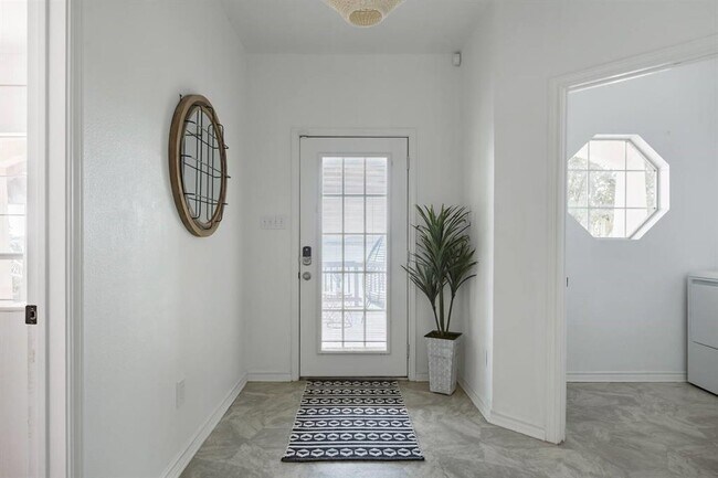 Foto del edificio - 5010 Lakeview Dr