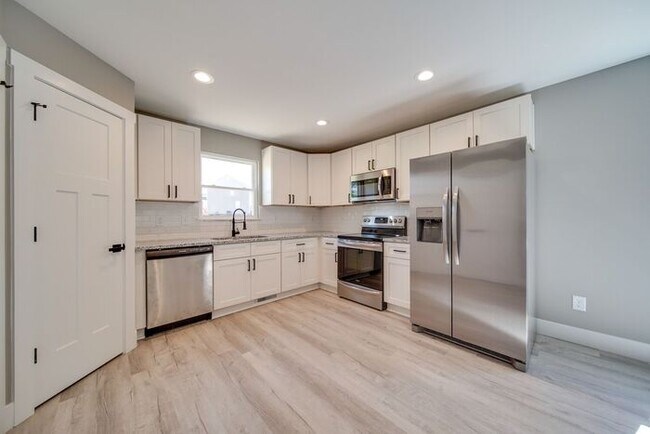 Foto del edificio - BRAND NEW 3 BR/2.5 BA Duplex for Rent in L...