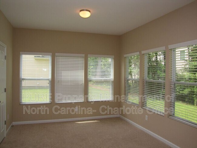 Building Photo - 1831 Yaupon Rd