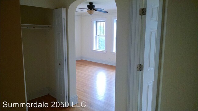 Foto del edificio - 2050 W Summerdale Ave