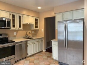 Building Photo - 3027 Mozart Dr