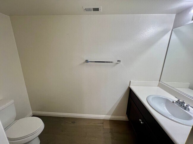 Building Photo - Beautiful 3 Bedroom Townhome w/ Attached G...