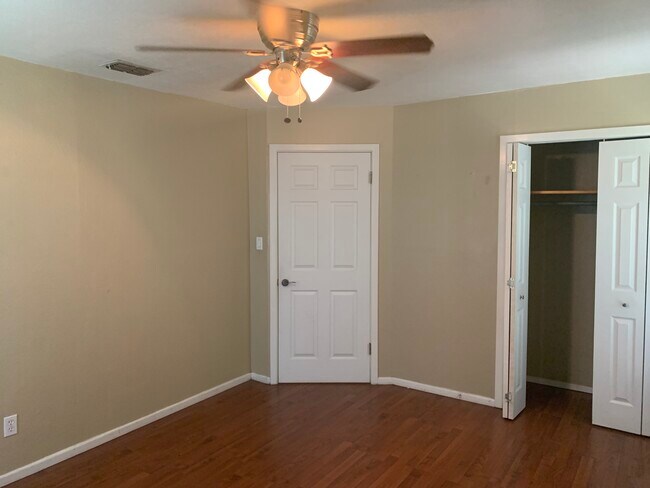 Building Photo - 1204 N Woodlawn Dr