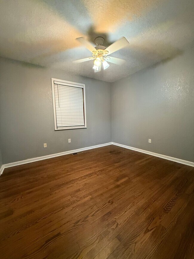 Foto del edificio - Charming 4-Bedroom Brick Ranch in Historic...