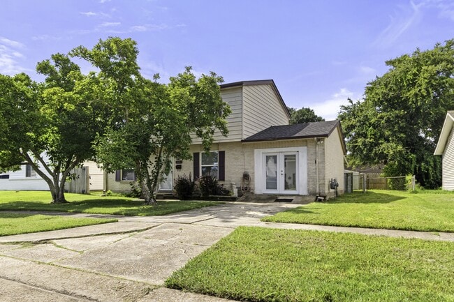 Building Photo - 421 Holy Cross Pl
