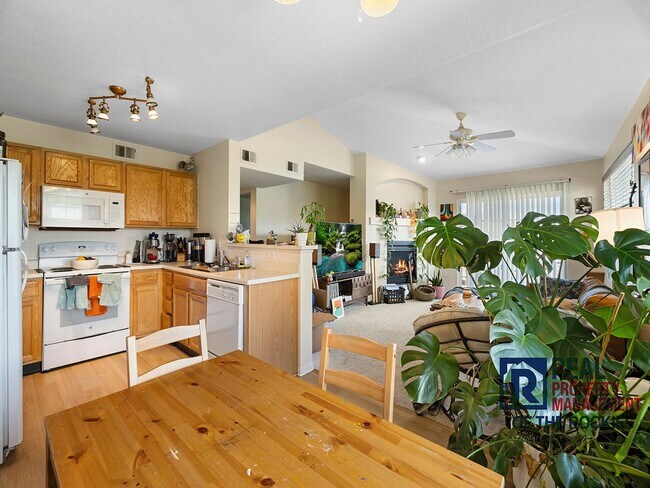 Foto del edificio - Charming 1-Bedroom Oasis with Vaulted Ceil...