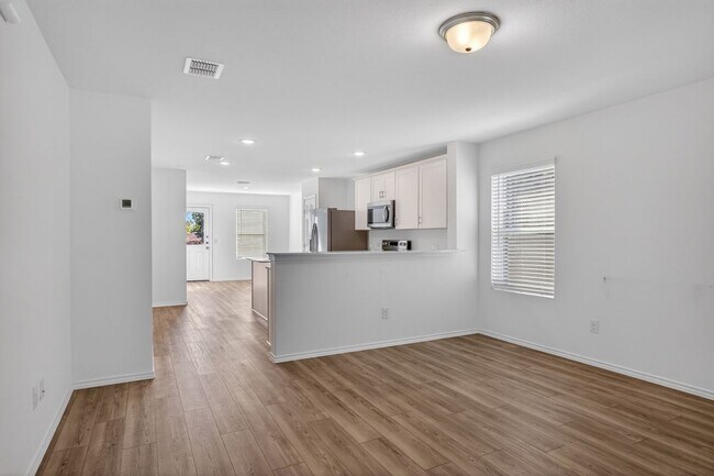 Building Photo - 605 Grenada Lk Dr