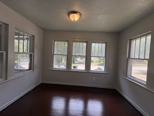 Foto del edificio - Spacious Akron Single-Family Home with Front Porch, Dining Room, Fireplace & Backyard!