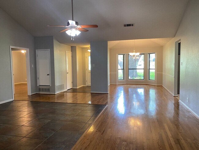 Foto del edificio - 3 BEDROOM, 3 BATHROOM, 2 LIVING AREAS, 2 D...