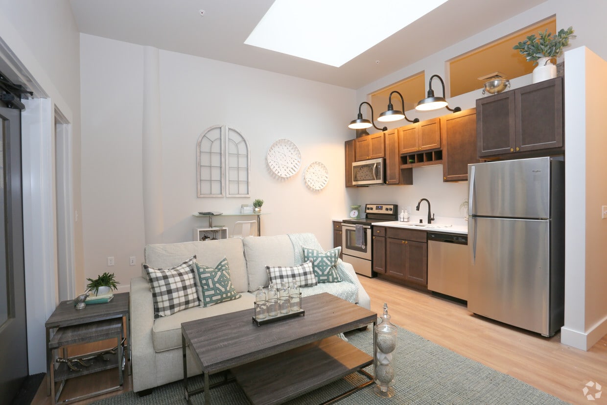 Plankinton Clover Apartments 161 W Wisconsin Ave Milwaukee, WI