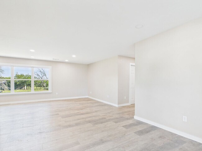 Building Photo - Harper TX Rental