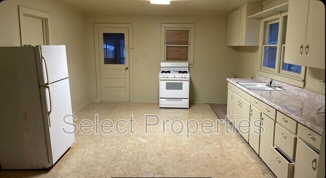 Building Photo - 106 E Gum St