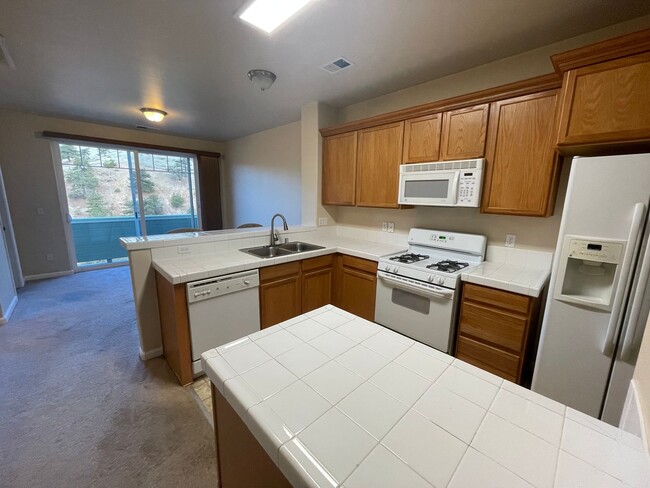 Building Photo - 2BR Townhome Close to UNR!