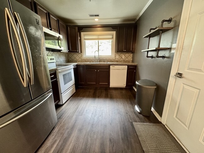 Building Photo - 1417 Goldfinch Ln