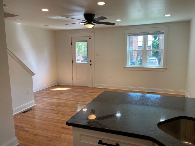 Building Photo - Updated 3 Bed 1 Bath Townhouse In Lancaste...
