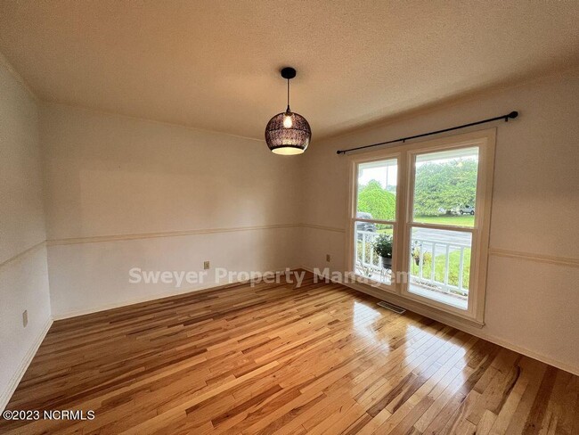 Building Photo - 3134 McKinnon Dr