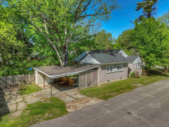 Building Photo - 777 Loeb St