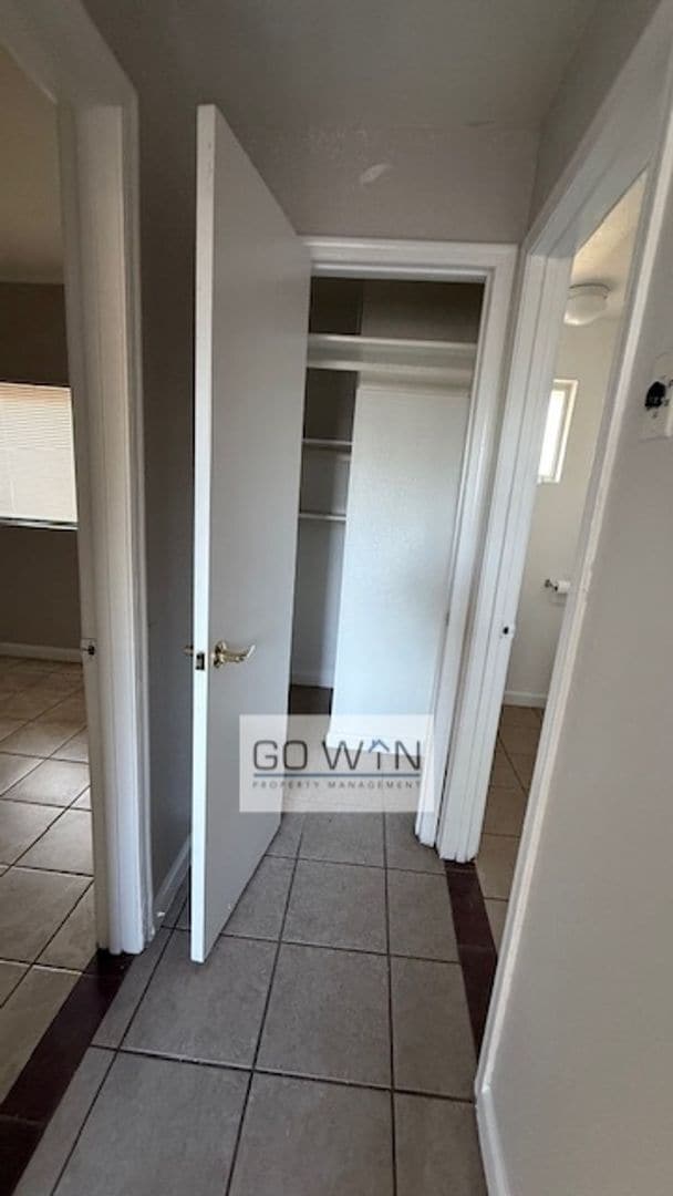 Building Photo - 522 S Mesa Dr