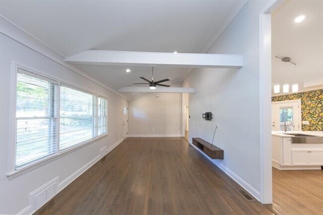 Foto del edificio - 2370 Shallowford Rd