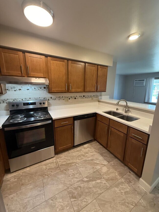 Building Photo - Renovated Private Entry 2 Bedroom Apartment Available!