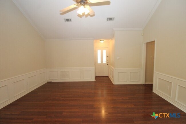 Building Photo - 2311 Phyllis Dr