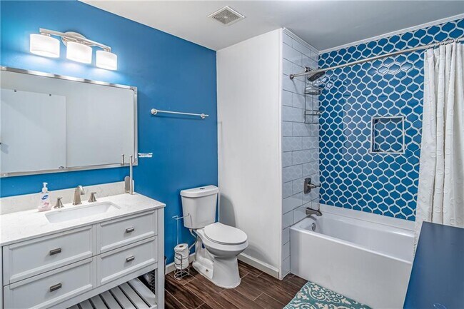 Foto del edificio - 2456 Harwood Dr