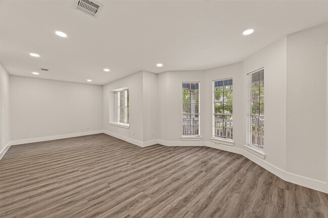 Foto del edificio - 10011 Pine Pass Dr