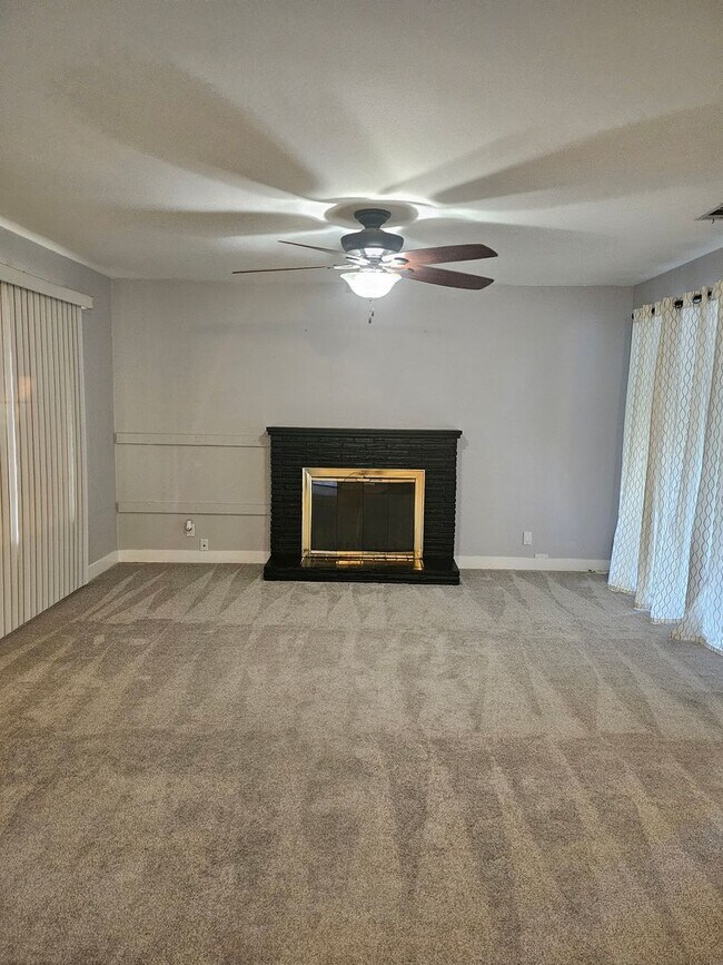 Building Photo - 3 bedroom 2 bath in great location