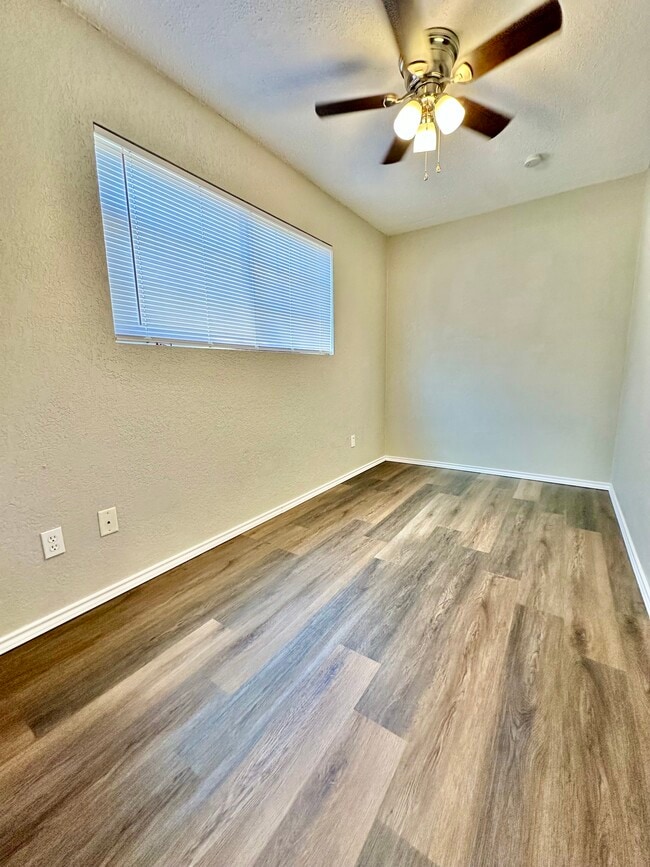 Foto del edificio - 5320 Lovell Ave